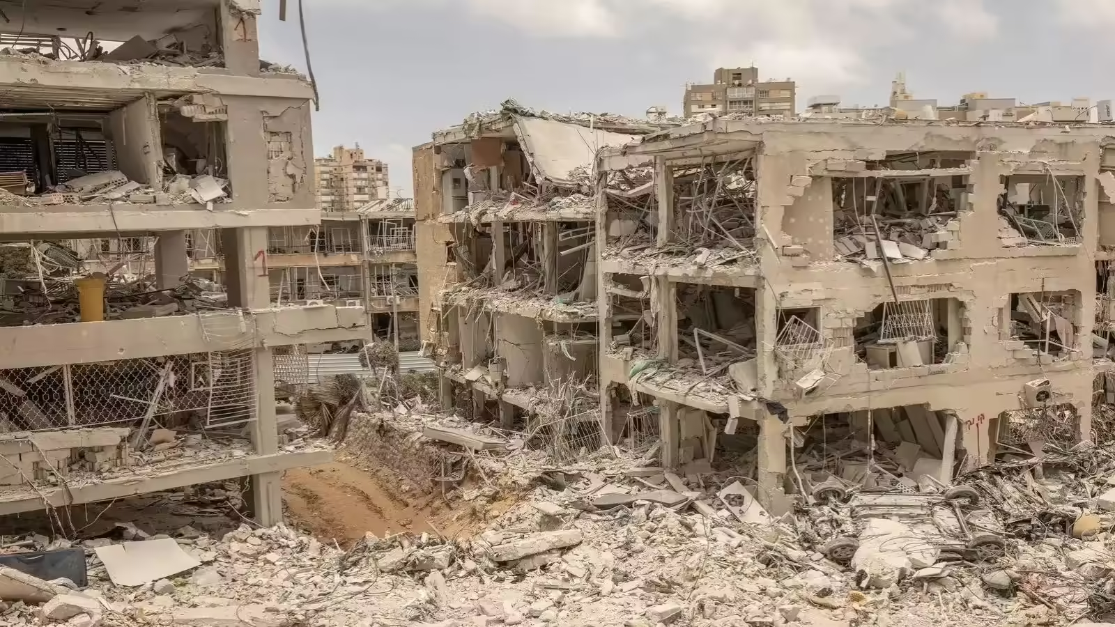 एक मां की मुस्कान और हजार माताओं का मातम