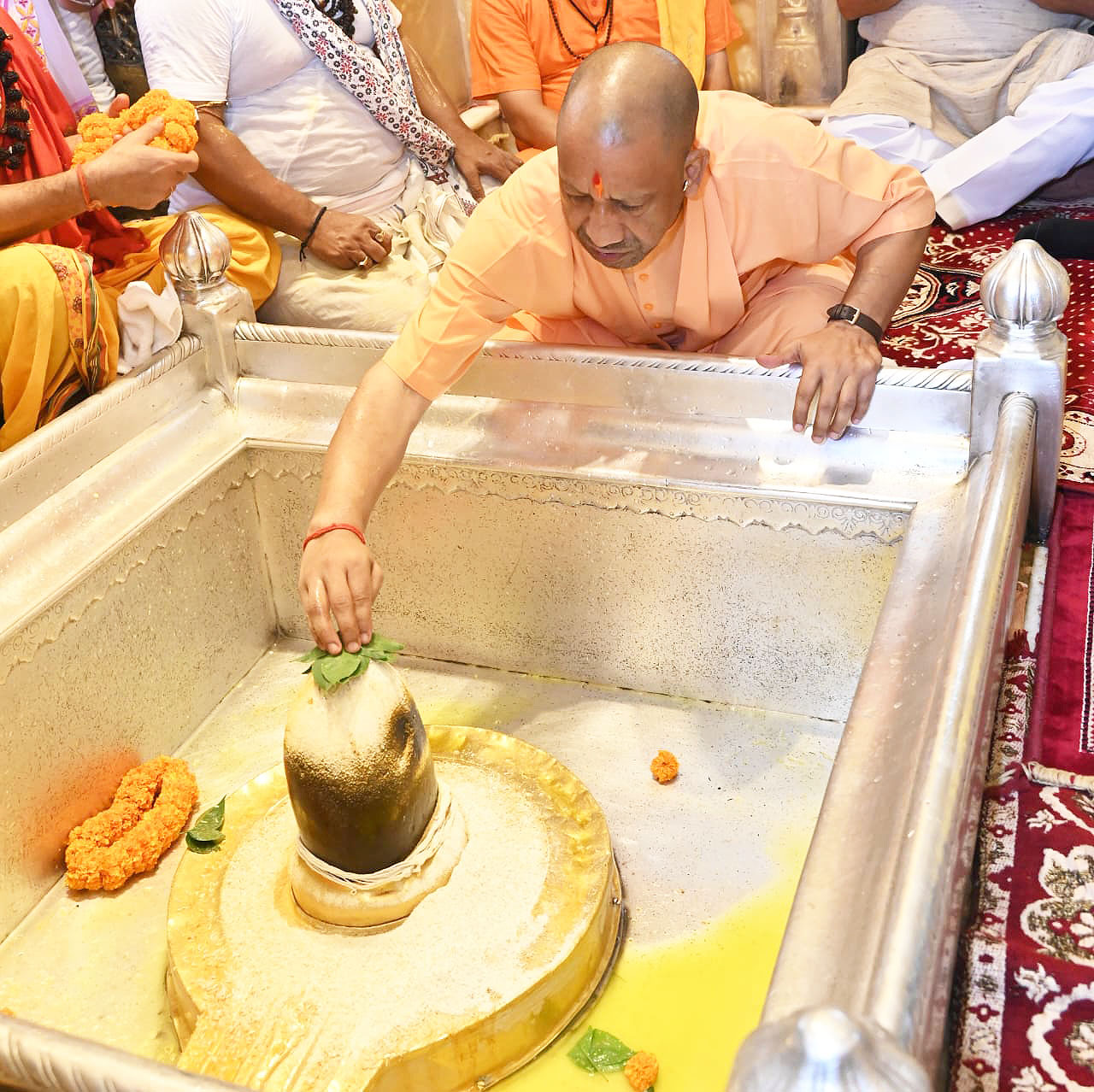 सीएम योगी ने बाबा विश्वनाथ का किया जलाभिषेक, काल भैरव के किए दर्शन-पूजन!
