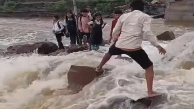 Maihar School Children Flooded Drain: उफनते नाले में जिंदगी दांव पर लगाकर स्कूल जाने को मजबूर बच्चे