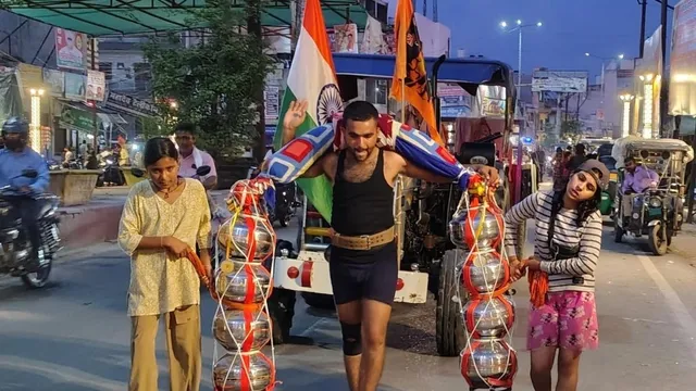 रक्षाबंधन से पहले कांवड़ यात्रा में दिखा पवित्र रिश्तों का अनोखा रंग: भाइयों के कदम से कदम मिलाकर चल रहीं बहनें, देखिए हापुड़ की भावुक तस्वीर