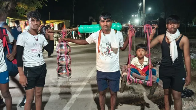 Kasganj Kanwar Yatra: मामा ने भांजी को माना गंगा मैया, कांवड़ में बैठाकर उठाई यात्रा