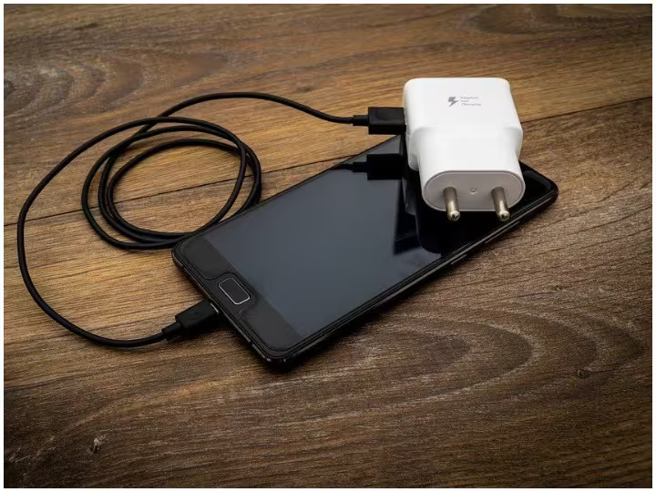 Youth Dies Electrocuted Charging Phone Gurugram: फोन चार्जिंग के दौरान हुआ भयानक हादसा