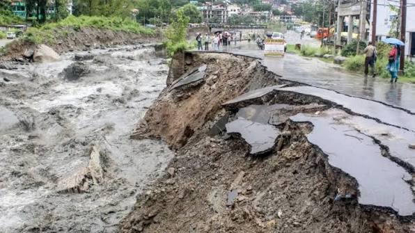 Himachal Rains Road Collapse: कुदरत के कहर से कांप उठा हिमाचल!