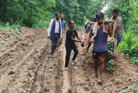 गुमला के बेन्दवाकोना गांव में सड़क न होने से संकट: खाट पर मरीज ढोने को मजबूर ग्रामीण