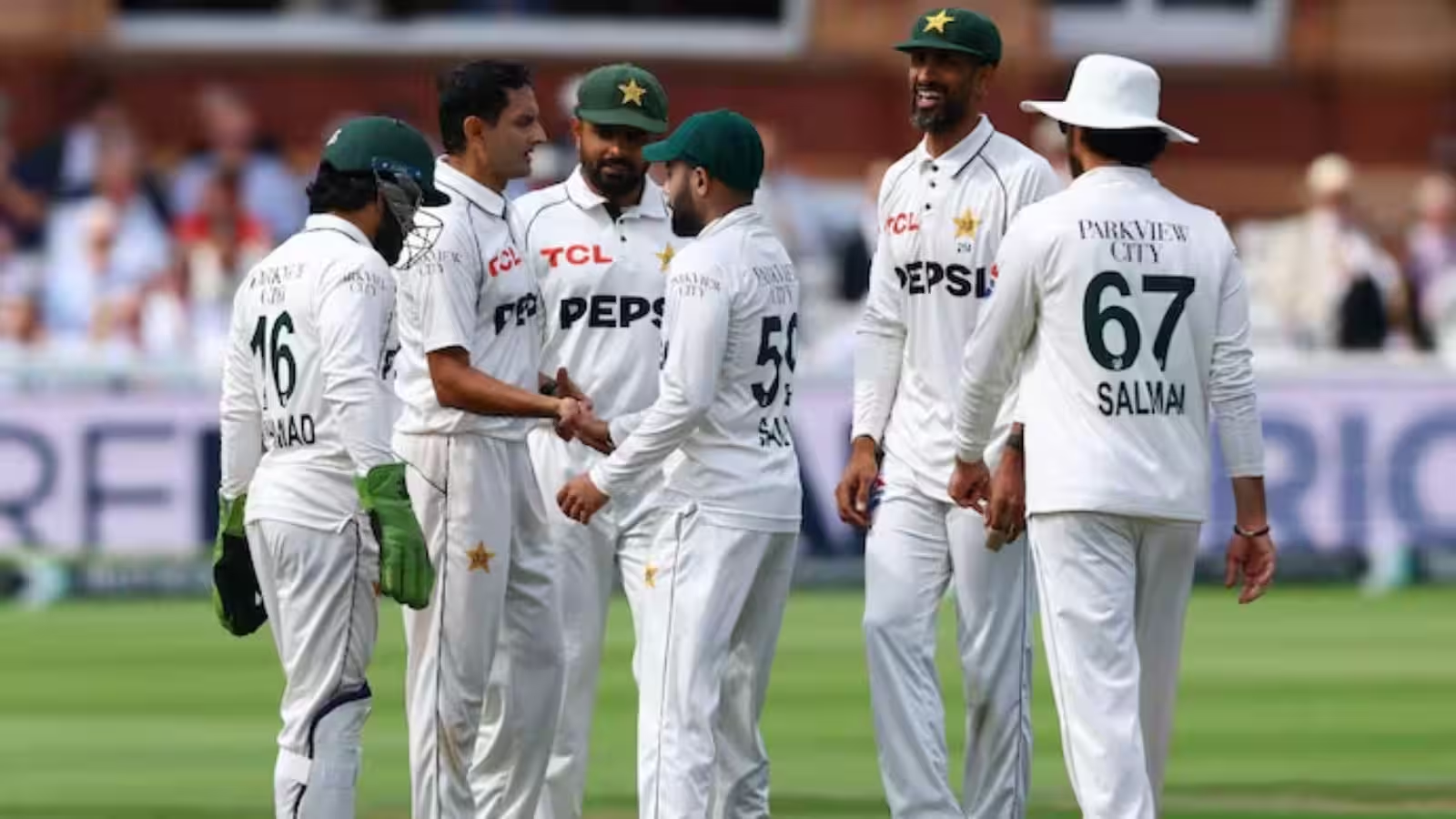 PAK vs ENG: इंग्लैंड दौरे पर पाकिस्तान क्रिकेट में फिर फिक्सिंग का धमाका, खिलाड़ियों के फोन जब्त कर PCB ने बिठाई जांच
