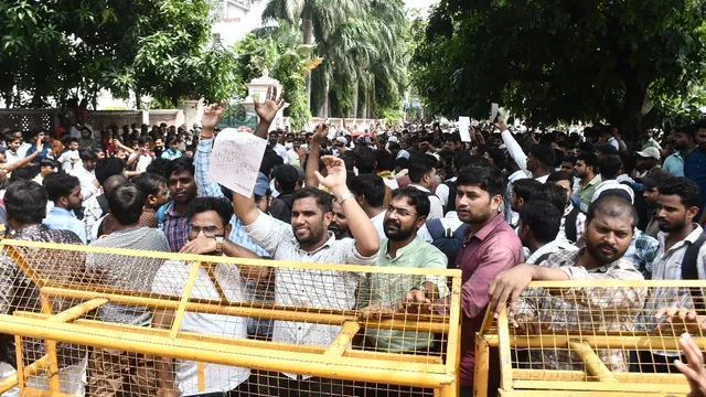 Prayagraj Teacher Recruitment Protest: 60 हजार प्राथमिक शिक्षक पदों पर भर्ती की मांग तेज, प्रयागराज में छात्रों का उग्र प्रदर्शन