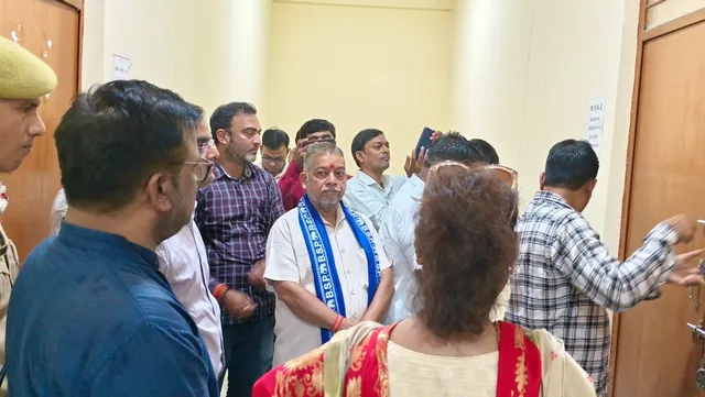 Varanasi DM Inspection: ईवीएम वेयरहाउस की सुरक्षा व्यवस्था का हुआ औचक जायजा, सभी दलों के नेताओं की मौजूदगी में परखे गए इंतजाम