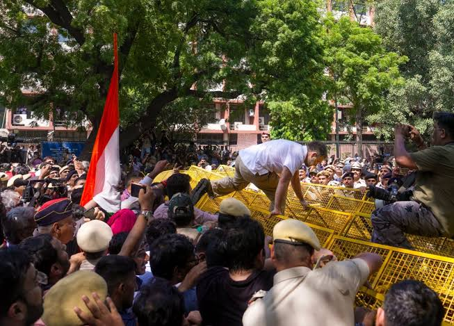 राहुल गांधी पर महिला पुलिसकर्मी से बदसलूकी का आरोप, BJP महिला मोर्चा का प्रदर्शन